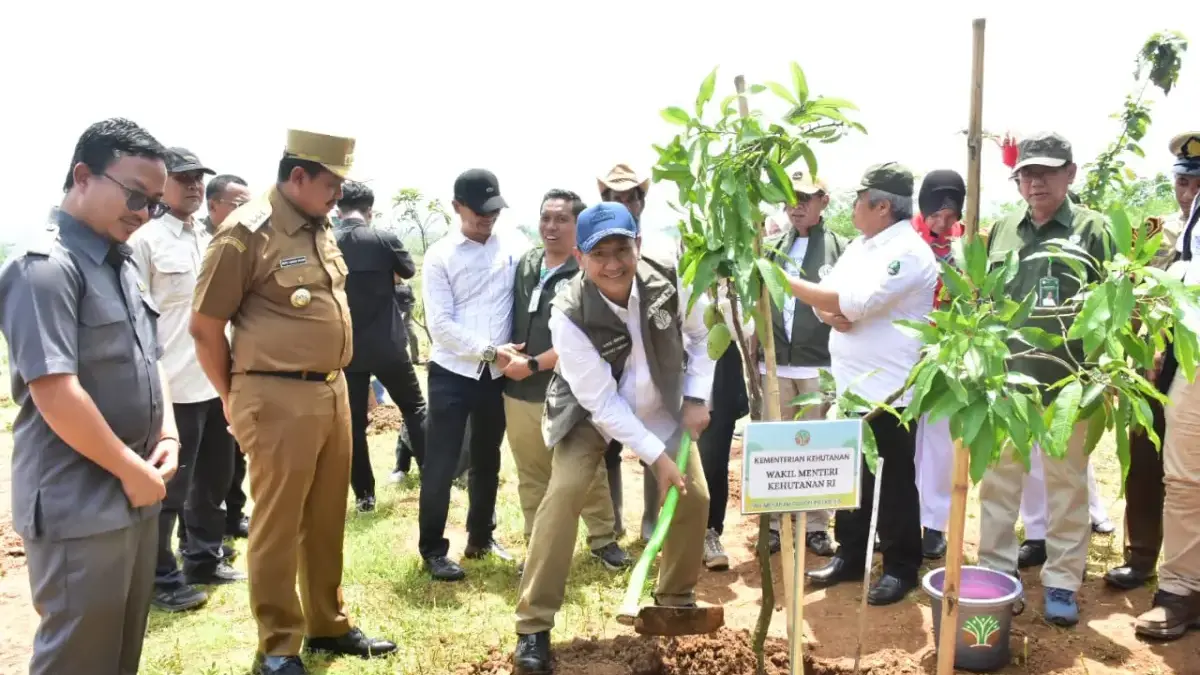 Aspirasi Warga Dijawab, Wamenhut Percepat Perbaikan Jalan di Sumedang