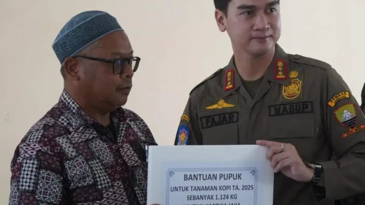 Kualitas Kopi Sumedang Didorong Naik, Wabup Serahkan Bantuan Pupuk ke Petani Tanjungsari Kualitas Kopi Sumedang Didorong Naik, Wabup Serahkan Bantuan Pupuk ke Petani Tanjungsari