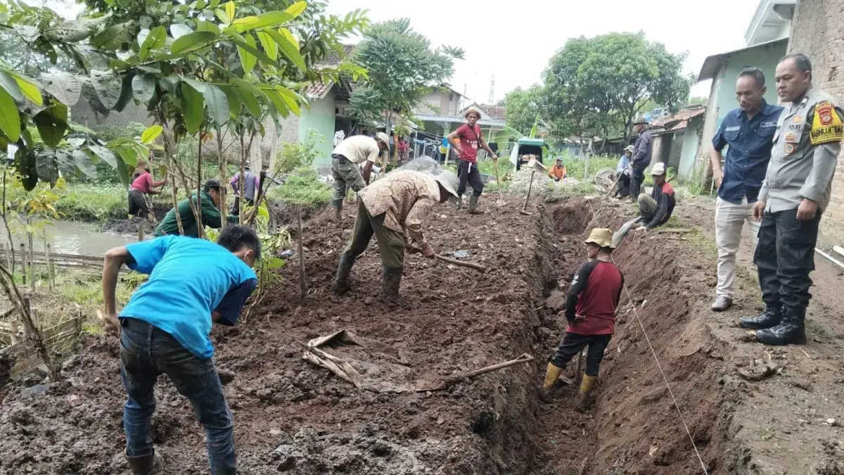 Polisi Kawal Proyek Pembangunan TPT Sawahdadap, Pastikan Transparansi dan Keamanan di Lapangan