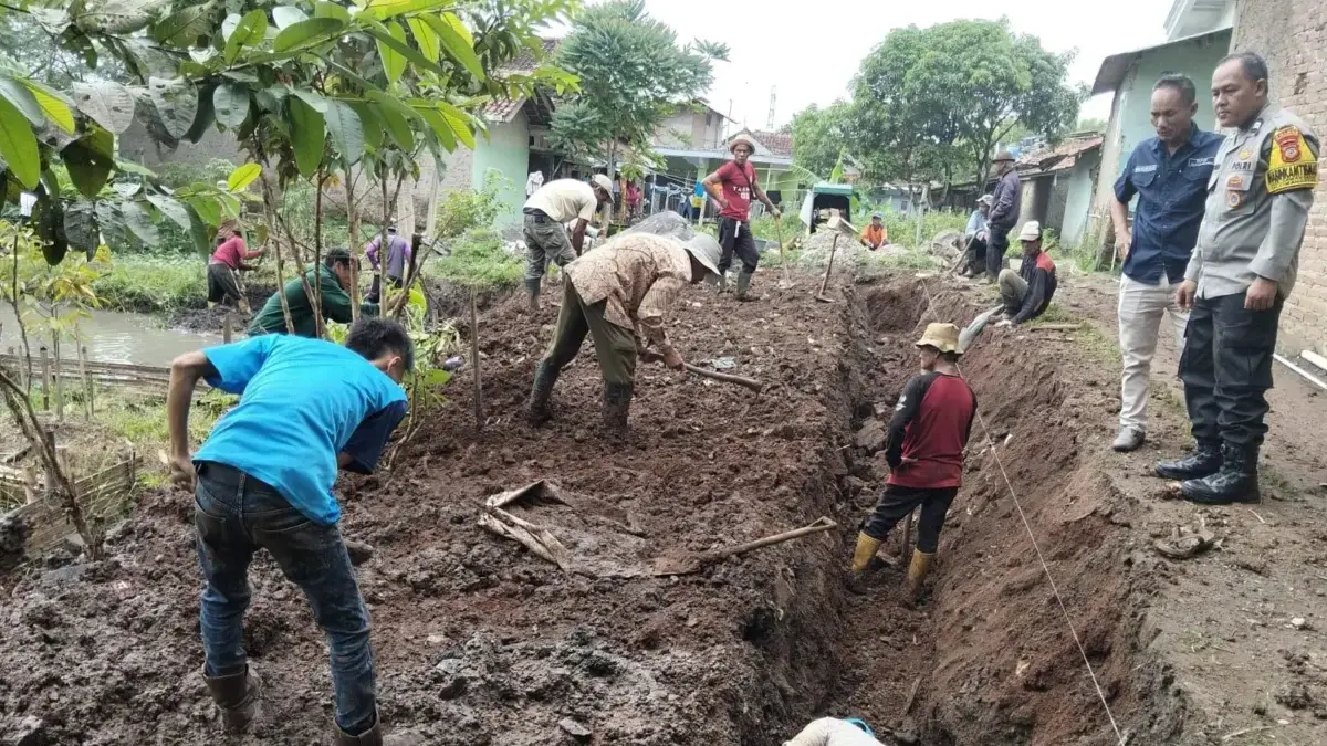 Bhabinkamtibmas Cimanggung Kawal Pembangunan TPT Desa Sawahdadap untuk Cegah Penyimpangan Dana Banprov Bhabinkamtibmas Cimanggung Kawal Pembangunan TPT Desa Sawahdadap untuk Cegah Penyimpangan Dana Banprov