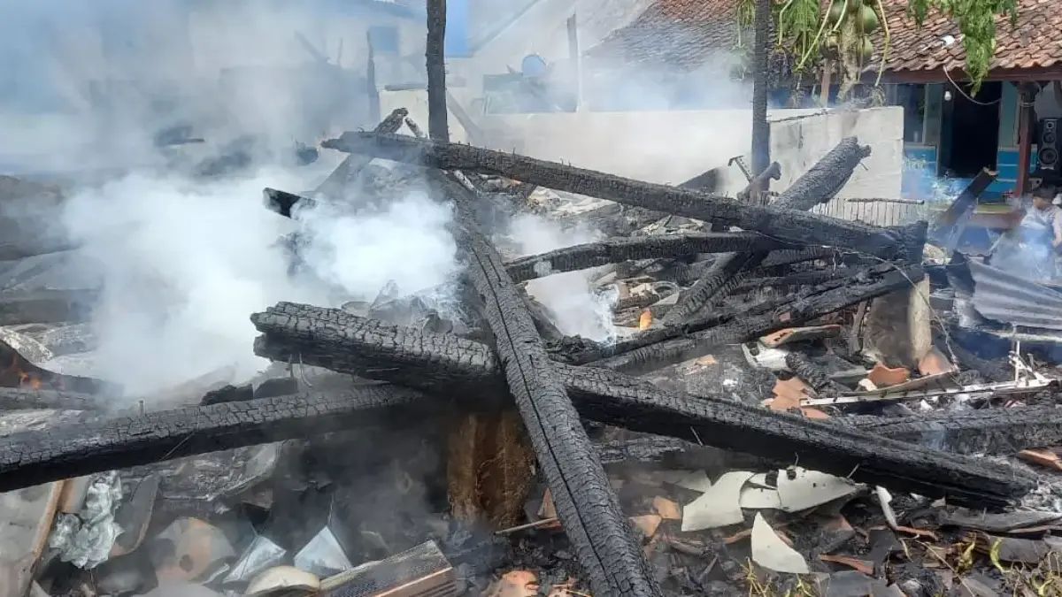 Korsleting Listrik Picu Kebakaran Rumah Panggung di Tanjungsari, Kerugian Capai Rp150 Juta