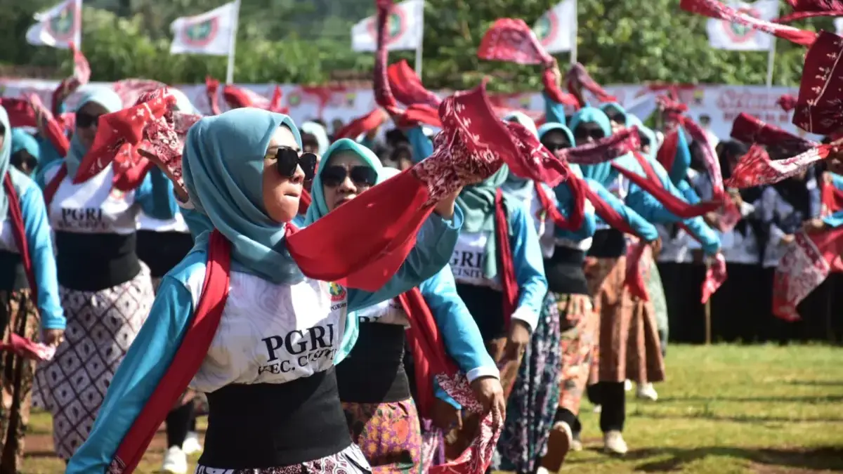 250 Penari PGRI Cisitu Meriahkan Puncak HUT PGRI ke-80 dengan Seni Umbul & Tarawangsa 250 Penari PGRI Cisitu Meriahkan Puncak HUT PGRI ke-80 dengan Seni Umbul & Tarawangsa