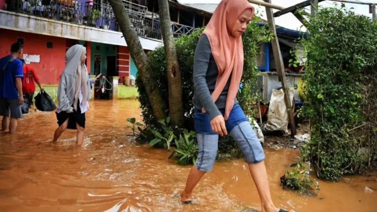 Luapan Sungai Cimande Genangi Cihanjuang, Warga Khawatirkan Kondisi Tanggul di Dekat Pabrik Luapan Sungai Cimande Genangi Cihanjuang, Warga Khawatirkan Kondisi Tanggul di Dekat Pabrik