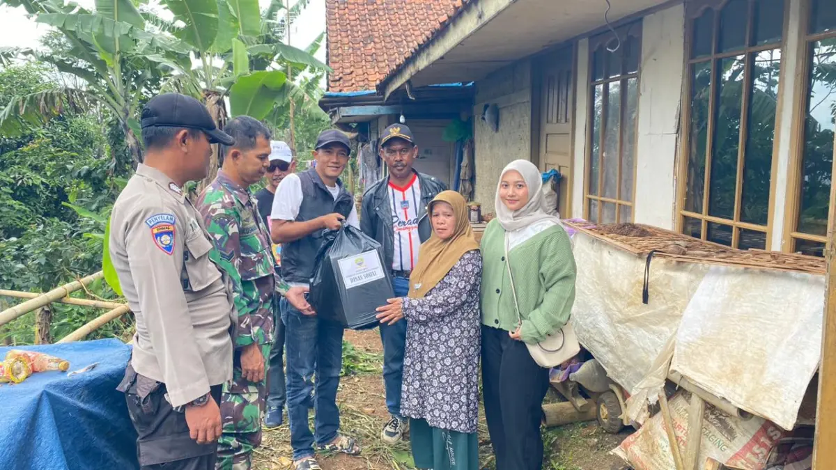 Warga Terdampak Longsor di Cimanggung Mulai Dapat Bantuan, 12 KK Terancam Rumahnya Warga Terdampak Longsor di Cimanggung Mulai Dapat Bantuan, 12 KK Terancam Rumahnya