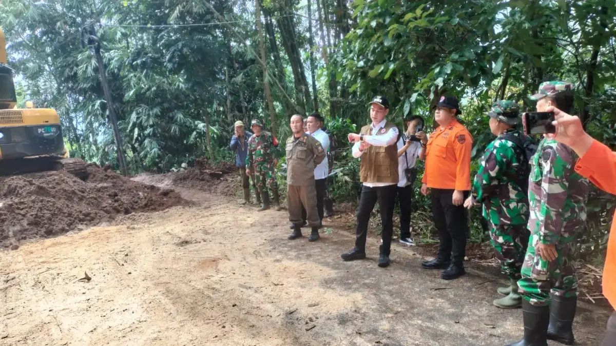 Wabup Fajar Aldila Cek Langsung Penanganan Longsor di Jalan Penghubung Sumedang- Subang
