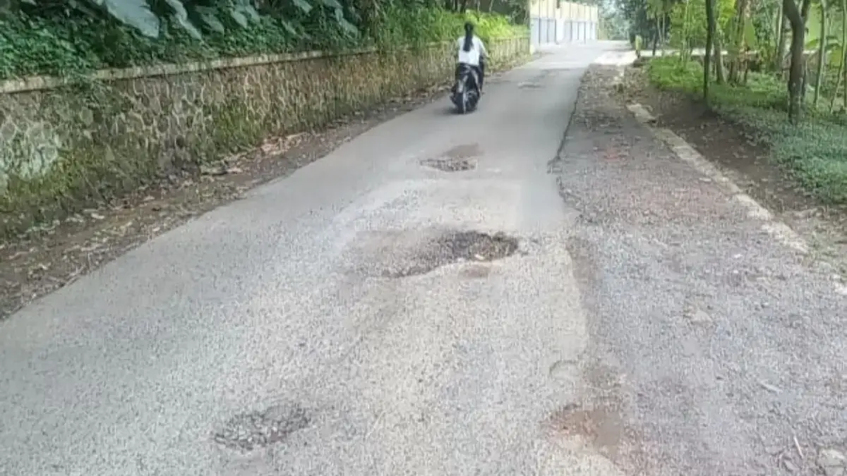 Jalan Rusak Berlubang di Trunamanggala Bahayakan Warga Sumedang