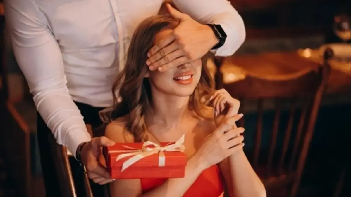 20 Ide Kado Natal untuk Pacar yang Berkesan dan Tak Terlupakan