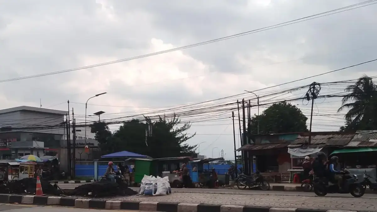 Ditertibkan Satpol PP, PKL Kembali Muncul di Depan PT Kahatex Jatinangor