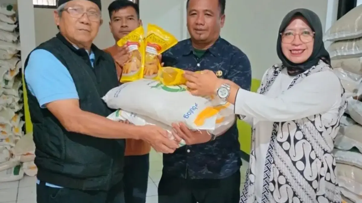 Lurah Situ Pastikan Bantuan Pangan Tepat Sasaran untuk 942 KPM di Sumedang Utara Lurah Situ Pastikan Bantuan Pangan Tepat Sasaran untuk 942 KPM di Sumedang Utara