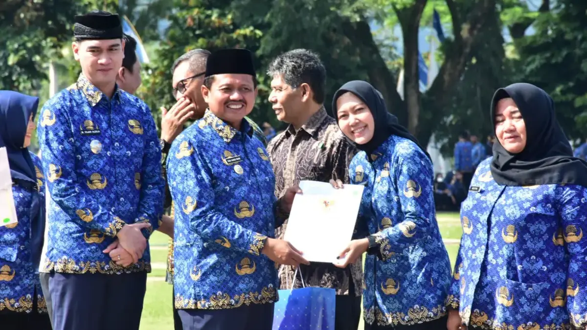 5.408 PPPK Paruh Waktu Sumedang Resmi Terima SK pada HUT KORPRI ke-54 5.408 PPPK Paruh Waktu Sumedang Resmi Terima SK pada HUT KORPRI ke-54