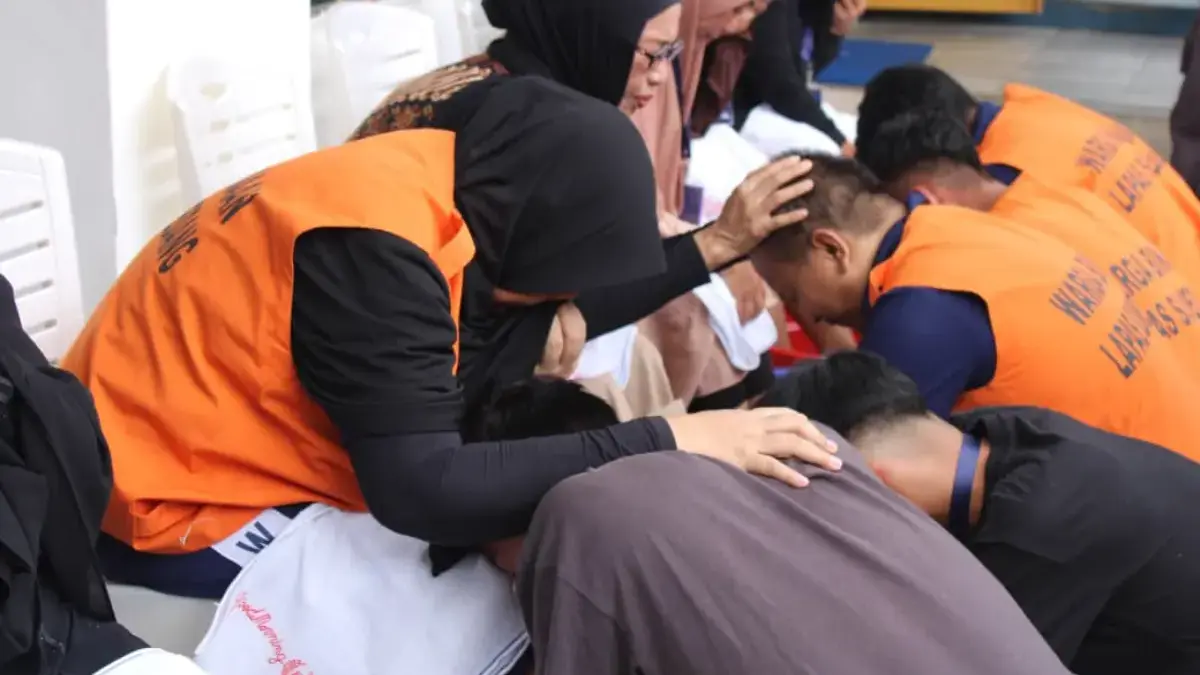 Haru Family Day Lapas Sumedang, Warga Binaan Basuh dan Cium Kaki Ibu di Momen Hari Ibu Haru Family Day Lapas Sumedang, Warga Binaan Basuh dan Cium Kaki Ibu di Momen Hari Ibu