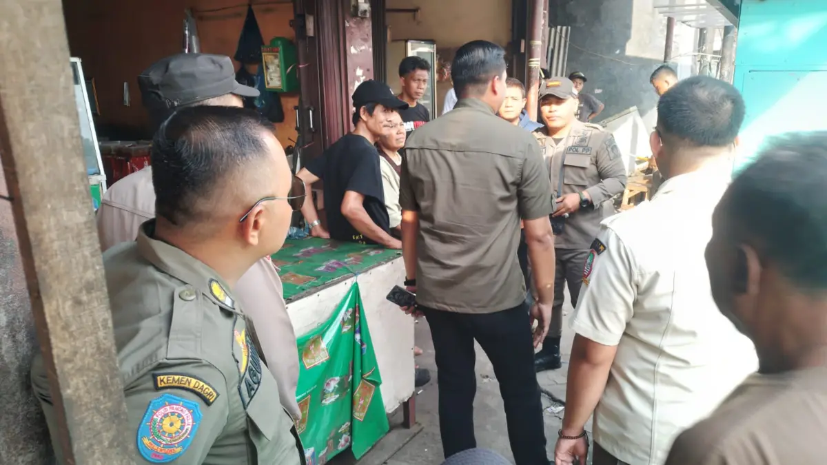 Penertiban PKL di Jatinangor–Cimanggung, Dishub Damkar Trantibum Pasang Police Line dan Atur Jam Jualan Penertiban PKL di Jatinangor–Cimanggung, Dishub Damkar Trantibum Pasang Police Line dan Atur Jam Jualan