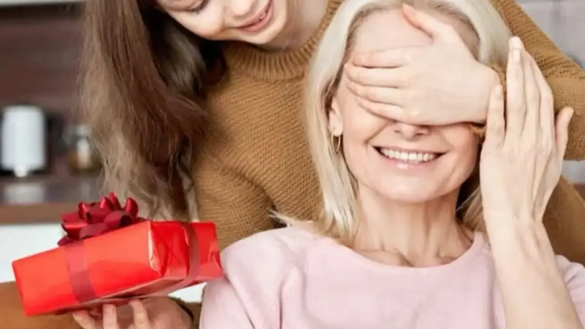 Sampaikan Kasih Lewat Hadiah: Ini 60 Ide Kado Natal untuk Orang Tua yang Bermakna dan Penuh Perhatian Sampaikan Kasih Lewat Hadiah: Ini 60 Ide Kado Natal untuk Orang Tua yang Bermakna dan Penuh Perhatian