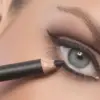 Ingin Mendapatkan Mata Tajam dan Lebih Berkarakter? Kamu Bisa Dapatkan dengan Pakai Eyeliner Ini