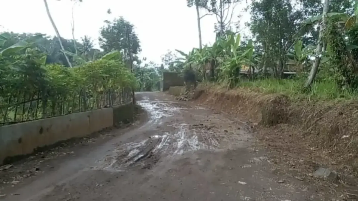 Jalan Usaha Tani Dusun Jatihurip Rusak Parah, Pemerintah Desa Target Perbaikan 2026 Jalan Usaha Tani Dusun Jatihurip Rusak Parah, Pemerintah Desa Target Perbaikan 2026