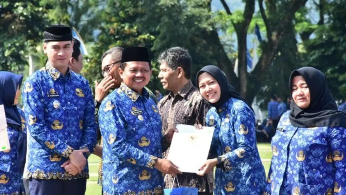 Bupati Sumedang Beri Pesan Penting untuk PPPK Paruh Waktu: Tingkatkan Kompetensi dan Profesionalisme Bupati Sumedang Beri Pesan Penting untuk PPPK Paruh Waktu: Tingkatkan Kompetensi dan Profesionalisme