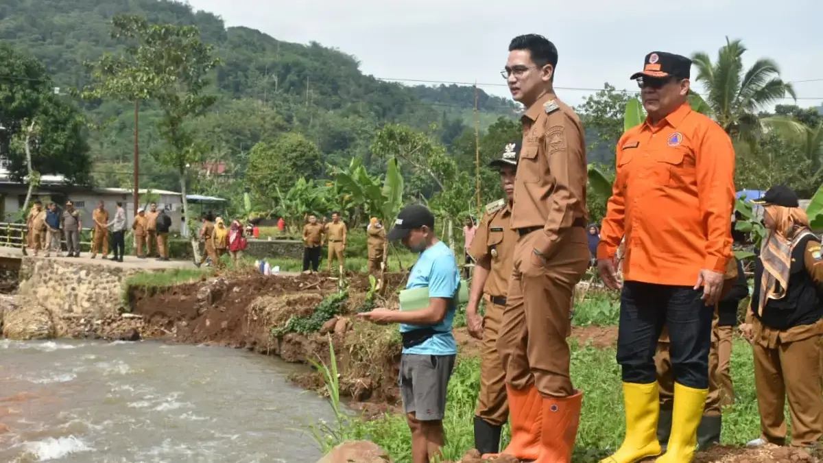 Bencana Tak Kenal Waktu: Sungai Cileuleuy Tergerus, Pemkab Lakukan Mitigasi