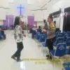 Pengamanan Natal Diperkuat: Bhabinkamtibmas Cibesi Silaturahmi ke Gereja-Gereja Jatinangor