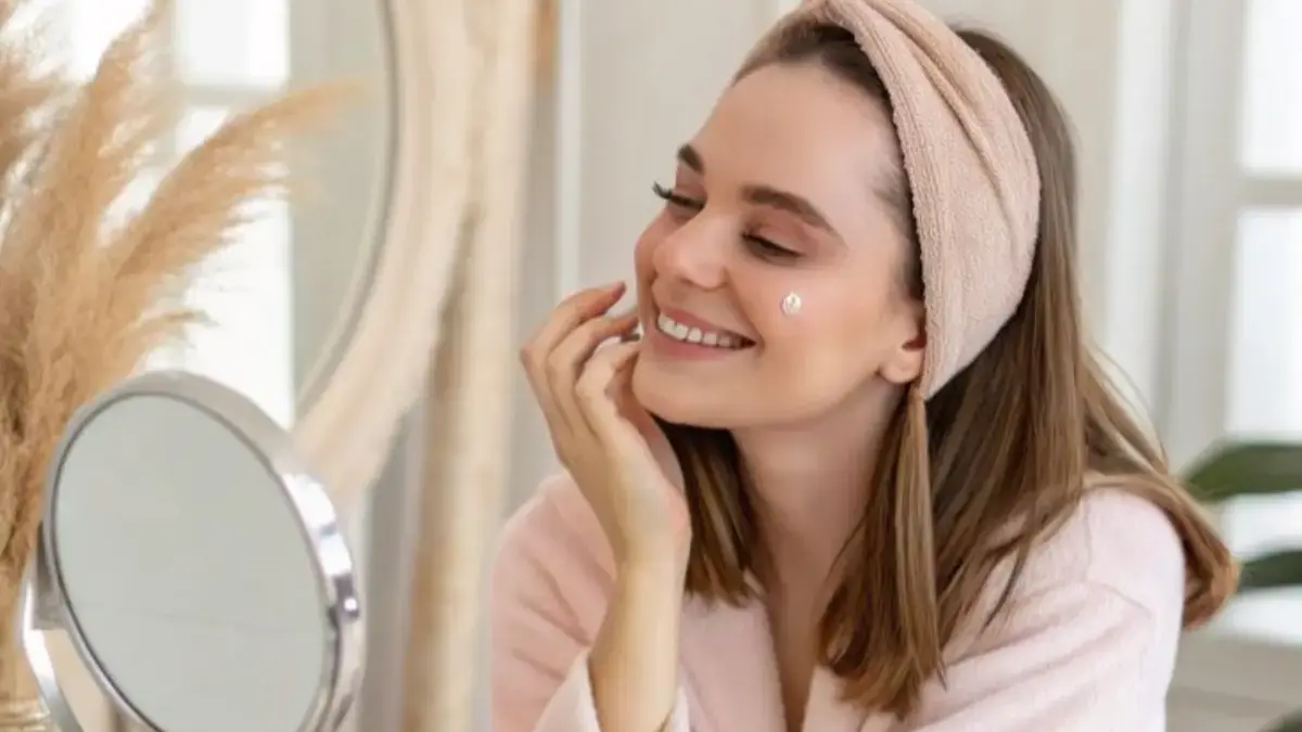 Makeup Crack & Patchy? Bisa Jadi Kulitmu Kurang Hydration Makeup Crack & Patchy? Bisa Jadi Kulitmu Kurang Hydration