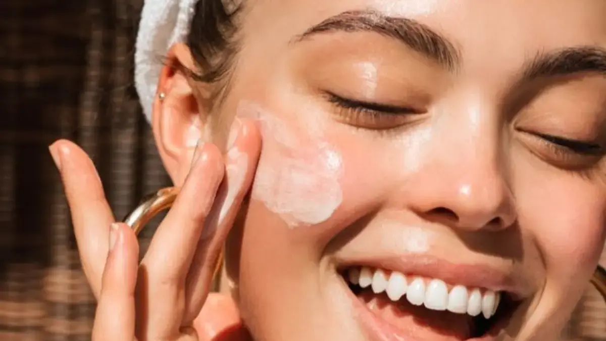 Remaja Juga Wajib Pakai Sunscreen! Ini Rekomendasi yang Aman dari Usia 12 Tahun Remaja Juga Wajib Pakai Sunscreen! Ini Rekomendasi yang Aman dari Usia 12 Tahun