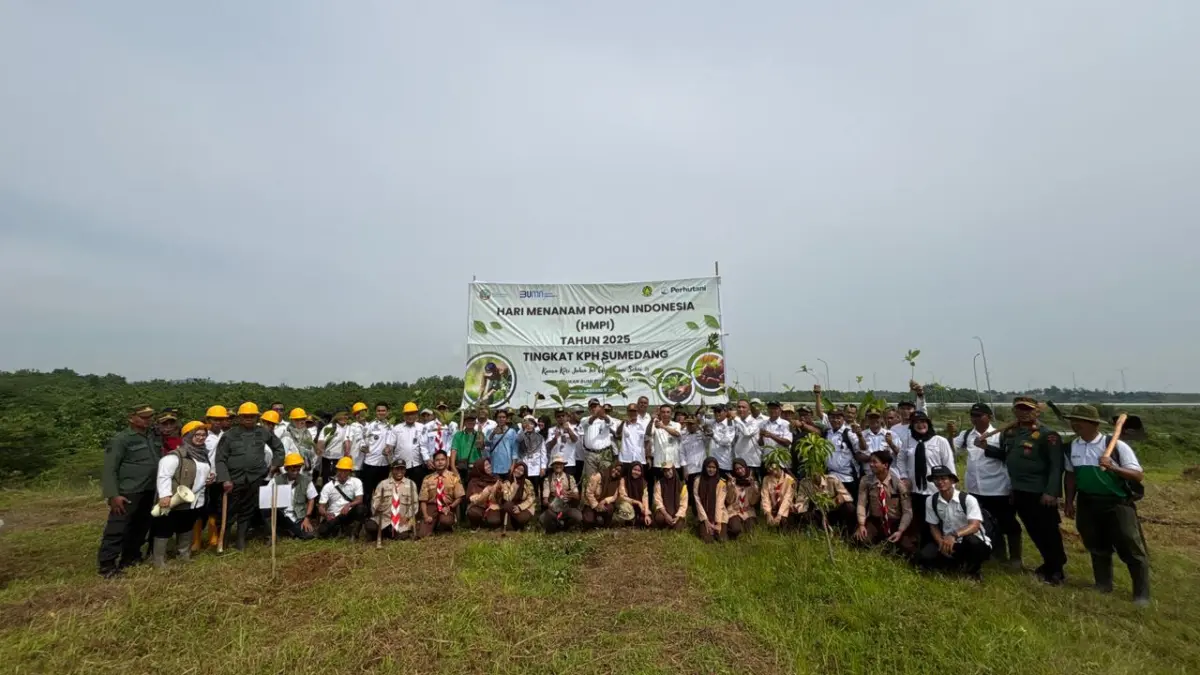 Perhutani Hijaukan Kawasan Tol Cisumdawu Lewat Penanaman Pohon HMPI 2025 Perhutani Hijaukan Kawasan Tol Cisumdawu Lewat Penanaman Pohon HMPI 2025