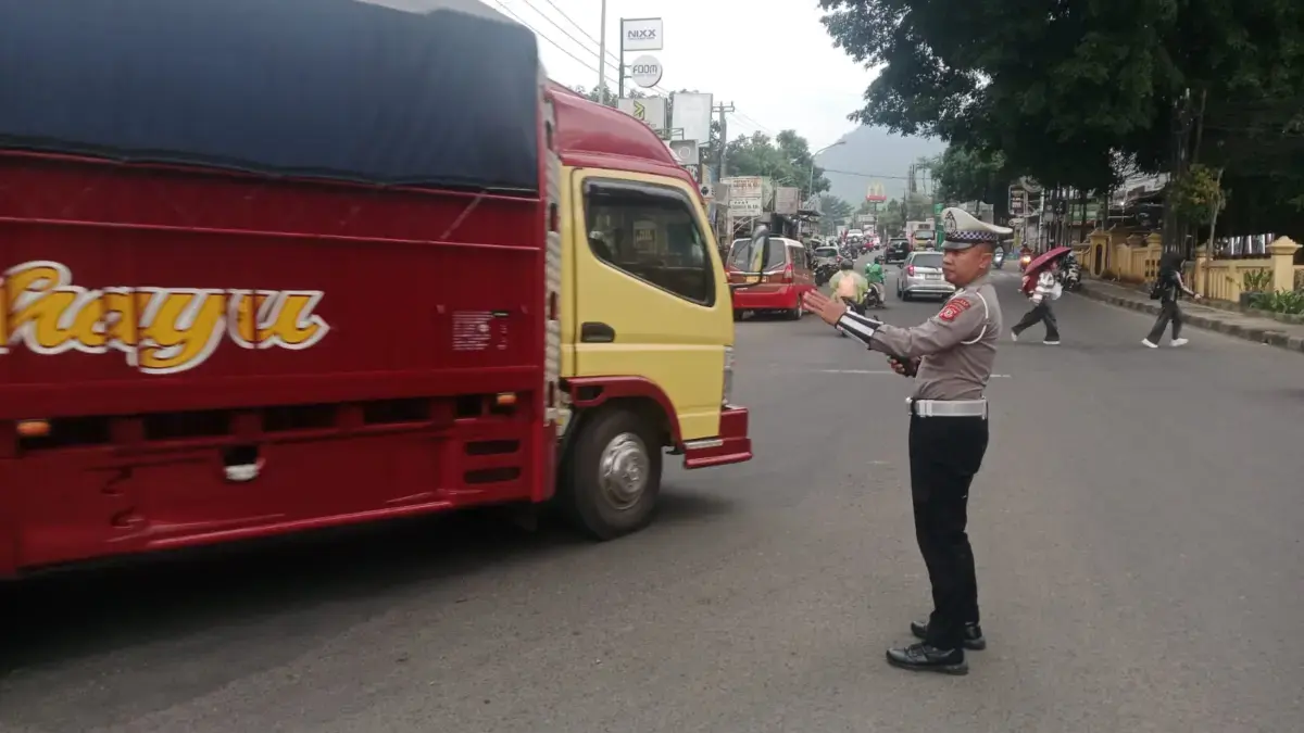 Unit Lantas Polsek Jatinangor Atur Arus Sore di Gerbang Unpad untuk Cegah Kemacetan Unit Lantas Polsek Jatinangor Atur Arus Sore di Gerbang Unpad untuk Cegah Kemacetan