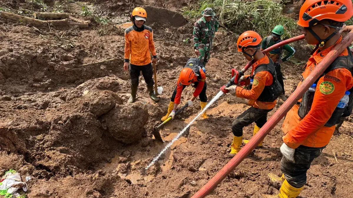 Tim SAR Berjuang Melawan Waktu dan Medan Berat