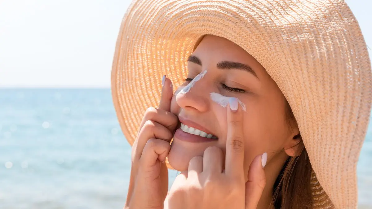 Pentingkah Kulit Terlindungi Dari Cahaya UVA/UVB? Berikut Alasan Kenapa Kamu Harus Rutin Memakai Sunscreen Pentingkah Kulit Terlindungi Dari Cahaya UVA/UVB? Berikut Alasan Kenapa Kamu Harus Rutin Memakai Sunscreen