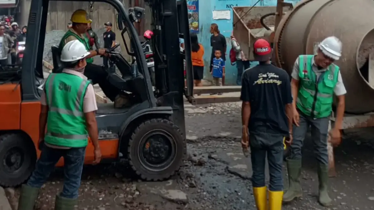 Jalan Rusak Tak Kunjung Diperbaiki, Warga Jatinangor Patungan Cor Jalan Demi Keselamatan Warga Desa Cintamulya, Kecamatan Jatinangor, Kabupaten Sumedang, bergotong royong