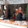 Penjual Ayam Potong di Pasar Sumedang