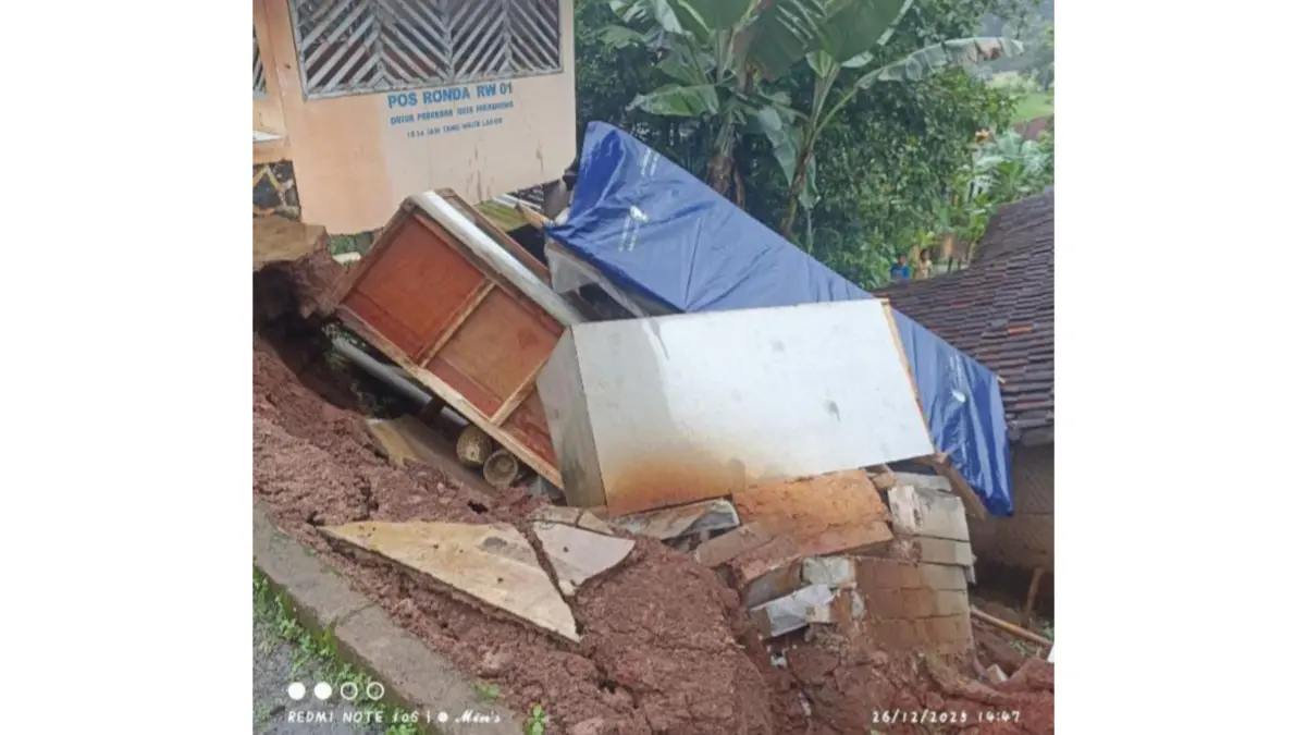 Kios Tahu Sumedang Roboh Akibat Longsor di Ganeas, Kerugian Capai Rp12 Juta