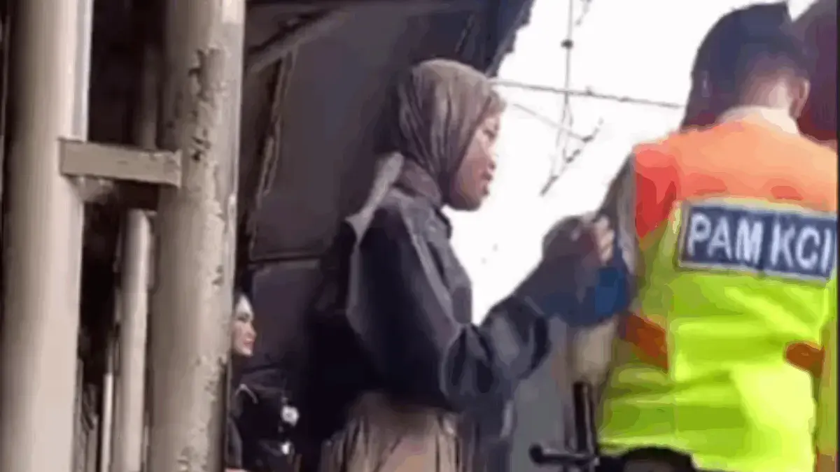 Diduga Alami Gangguan Mental, Seorang Wanita Dorong Petugas KAI ke Arah Kereta Api yang Sedang Melaju Diduga Alami Gangguan Mental, Seorang Wanita Dorong Petugas KAI ke Arah Kereta Api yang Sedang Melaju