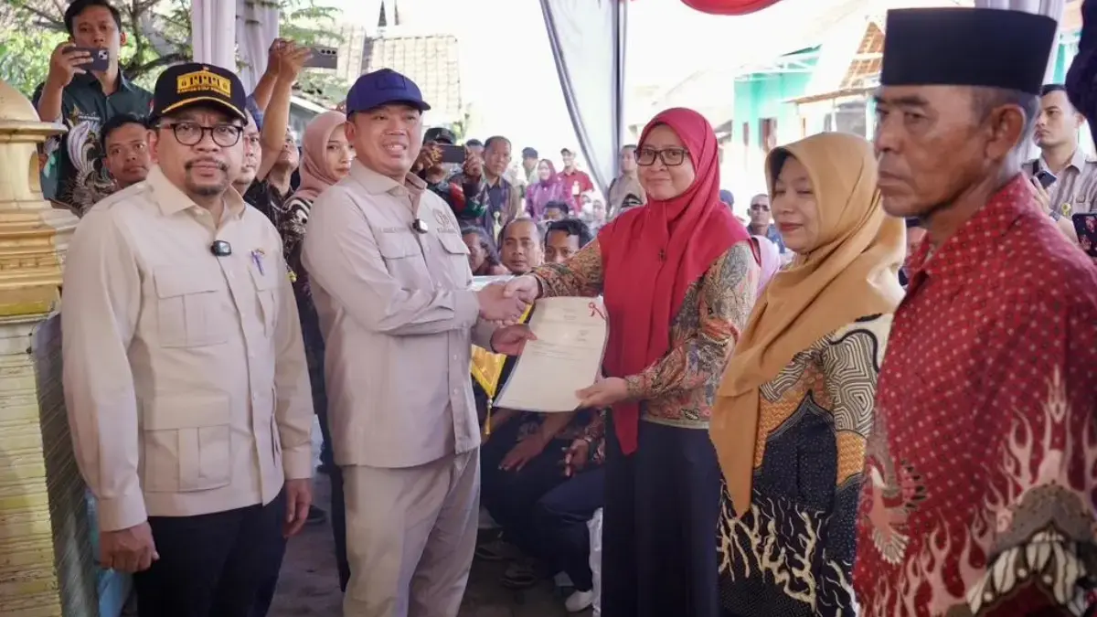 Menteri Nusron Serahkan 546 Sertifikat Hasil Konsolidasi Tanah di Jawa Tengah Menteri Nusron Serahkan 546 Sertipikat Hasil Konsolidasi Tanah di Jawa Tengah