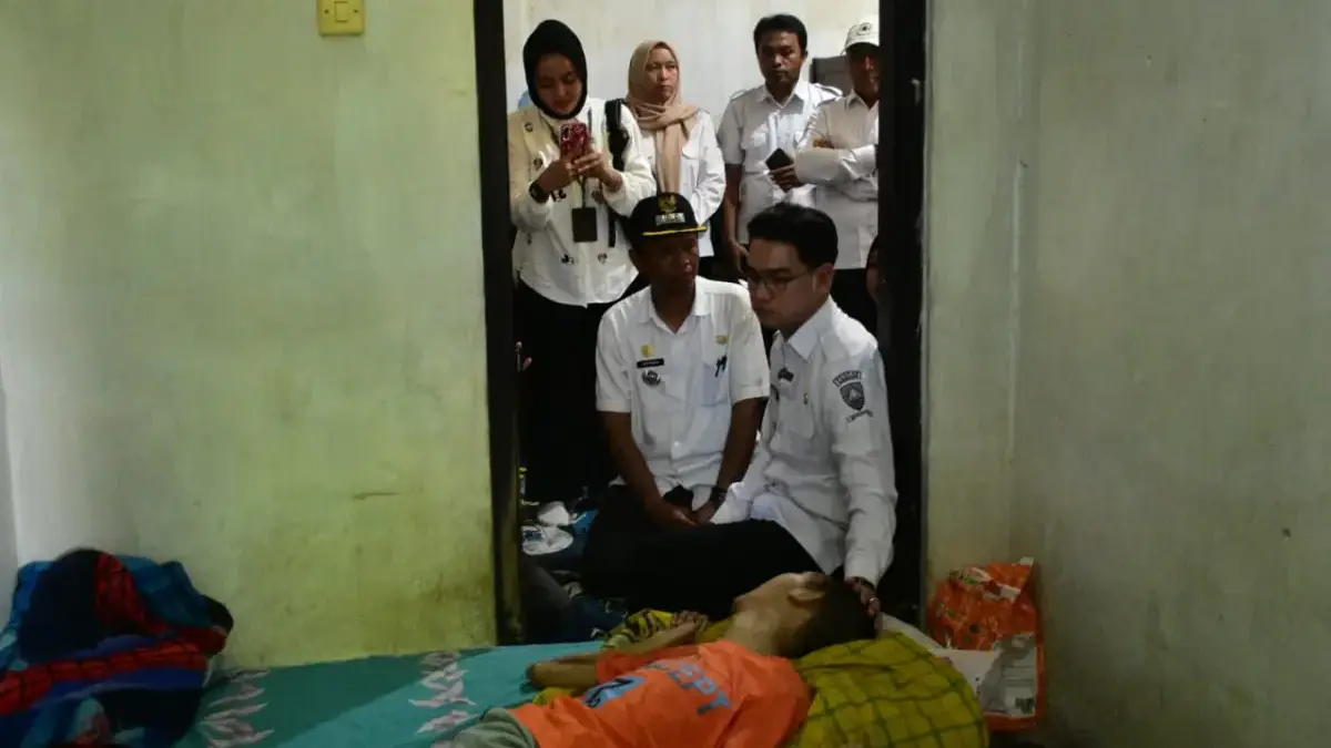 Wabup Fajar Kunjungi Rumah Kurniawan, Remaja 17 Tahun yang Alami Kelumpuhan di Buahdua