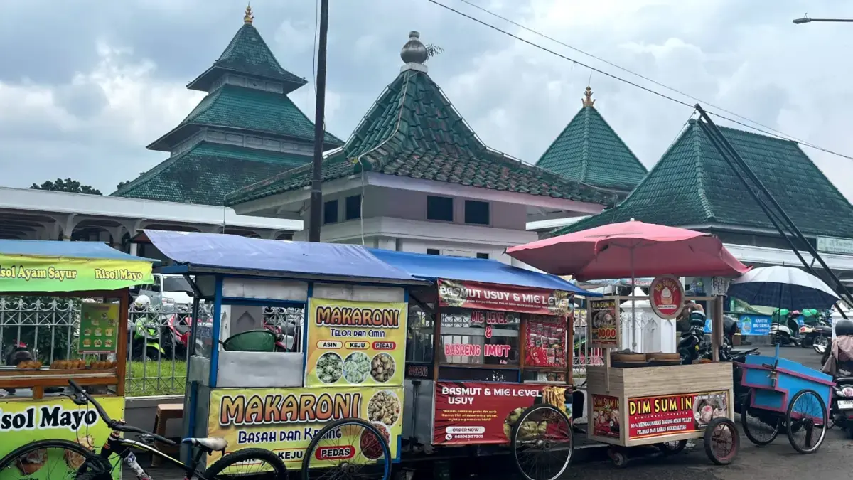 Jajaran Jajanan Kaki Lima Yang Populer di Alun-alun Jajaran Jajanan Kaki Lima Yang Populer di Alun-alun
