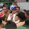 Menteri Nusron Salurkan Bantuan dan Dengar Jeritan Warga yang Kehilangan Keluarga di Kabupaten Agam