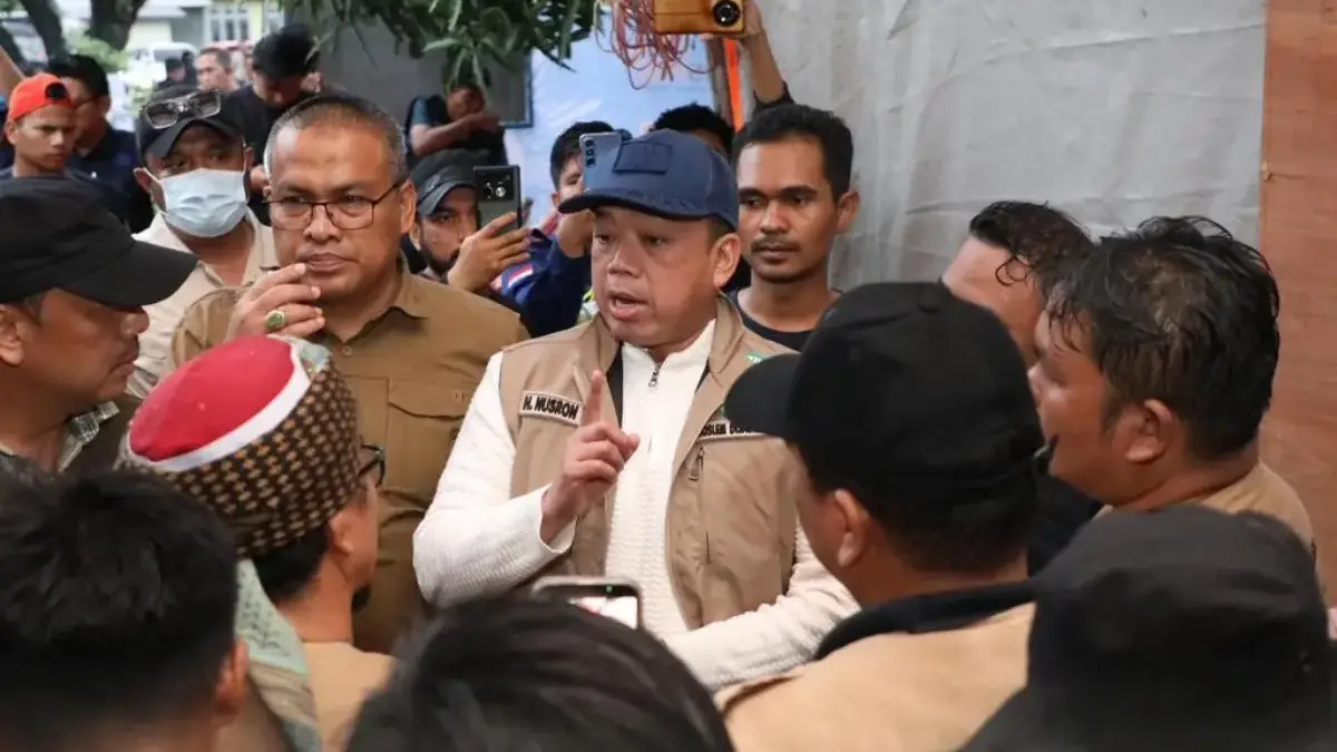 Menteri Nusron Salurkan Bantuan dan Dengar Jeritan Warga yang Kehilangan Keluarga di Kabupaten Agam Menteri Nusron Salurkan Bantuan dan Dengar Jeritan Warga yang Kehilangan Keluarga di Kabupaten Agam