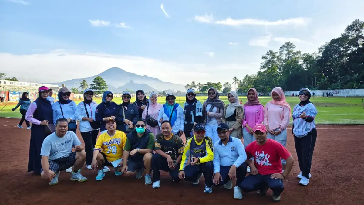 Jalan Sehat Bersama Pelaku UMKM dan Kadin Sumedang: Eratkan Silaturahmi, Majukan Ekonomi Daerah FOTO BERSAMA: Upaya meningkatkan kesehatan jasmani sekaligus mempererat silaturahmi antar pelaku usaha, Kamar