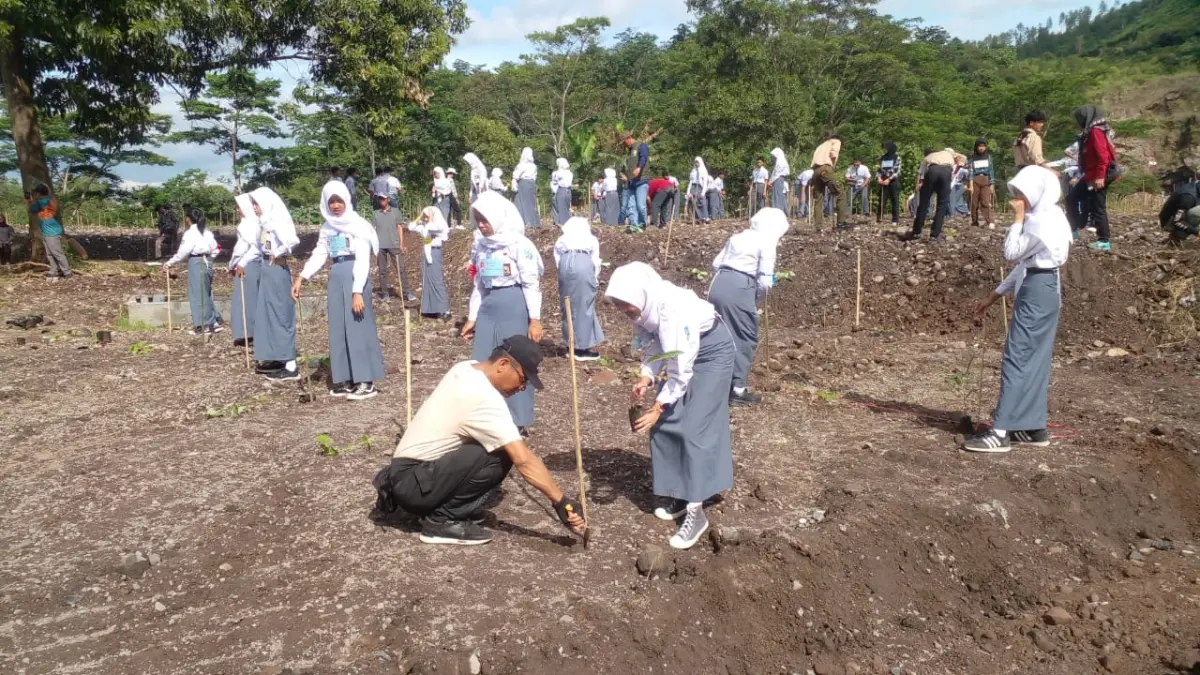Dukung Gerakan Sumedang Menanam, Pemdes Licin Tanam 800 Pohon