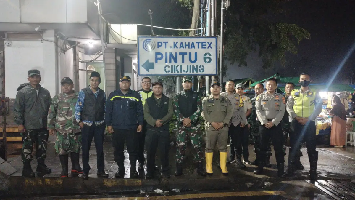 PKL di Cimanggung–Jatinangor Bongkar Lapak Secara Mandiri, Dukung Penataan Kawasan Bandung–Garut