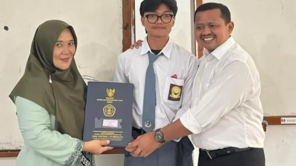 Bupati Sumedang Ambil Rapor Anak di Sekolah, Dorong Peran Ayah dalam Pendidikan