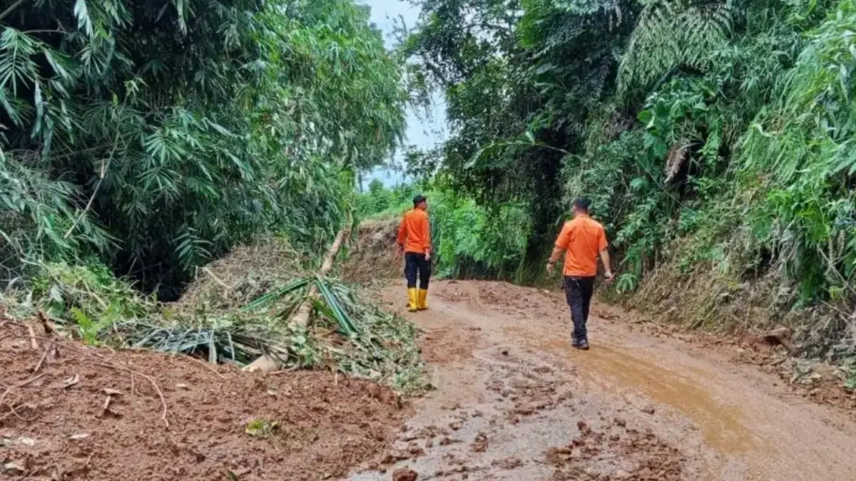 Longsor Tutupi Akses Jalan Surian, BPBD Kerahkan Alat Berat untuk Pemulihan Longsor Tutupi Akses Jalan Surian, BPBD Kerahkan Alat Berat untuk Pemulihan