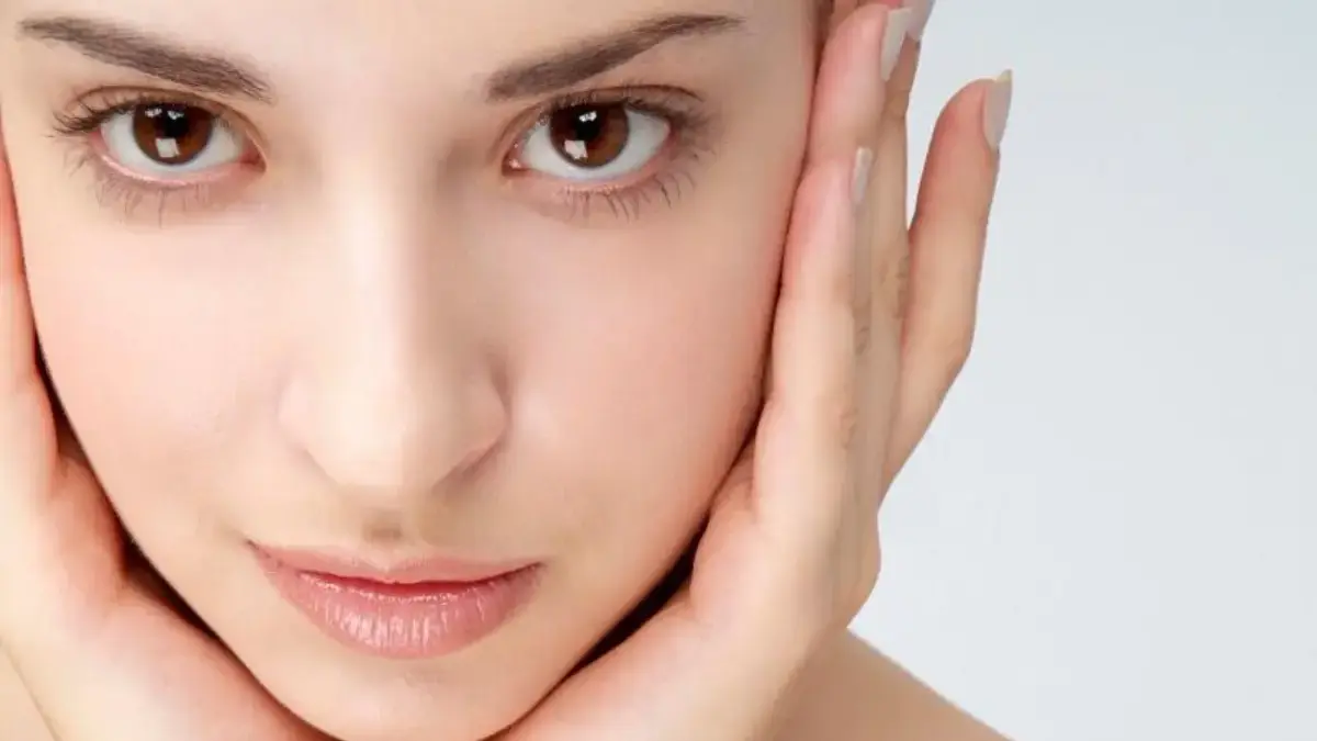 Serangkaian Perawatan Rutin Yang Harus Kamu Lakukan Untuk Mengangkat Sel Kulit Mati dan Haluskan Wajah
