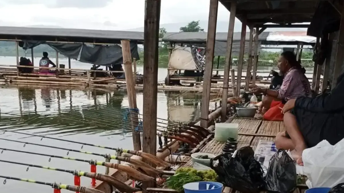 Libur Tahun Baru Dongkrak Aktivitas Memancing di Jatigede, Spot Favorit jadi Rebutan Pemancing menikmati waktu libur di lapak pemancingan Waduk Jatigede