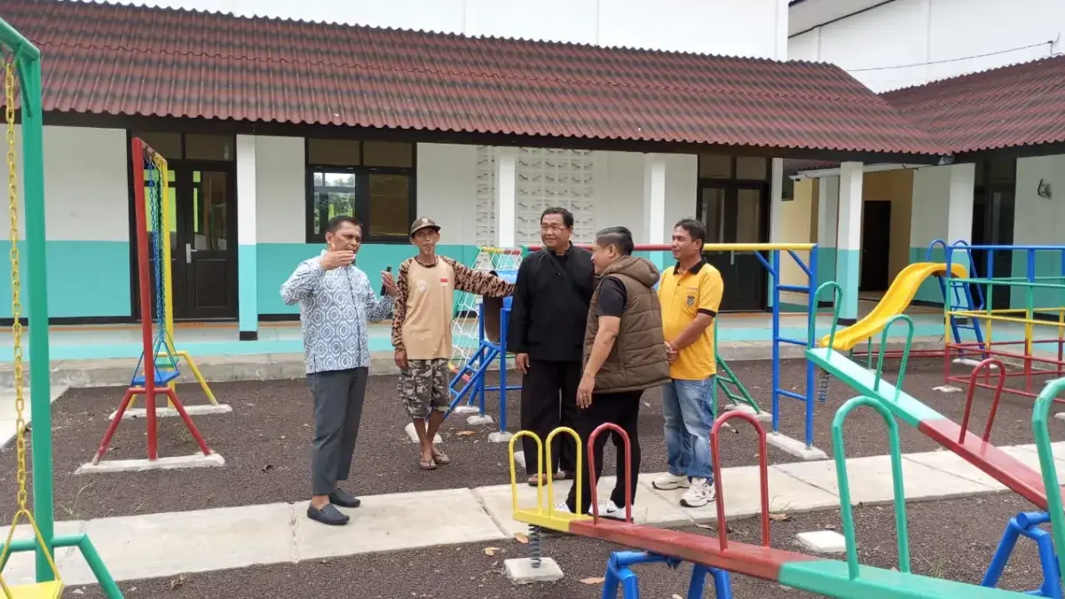 TK Negeri di Desa Ciawitali Diresmikan Tahun Ini, Disdik Optimistis Tingkatkan Layanan PAUD MONITORING: Kepala Bidang Sarana dan Prasarana Dinas Pendidikan Kabupaten Sumedang, Masdar (Kiri) sedang berce