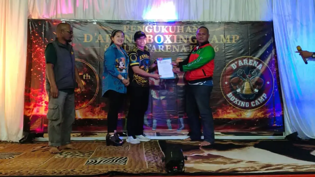 DIKUKUHKAN: Ketua Kepengurusan Sasana Tinju D’Arena Boxing Camp, Dilly Kristira Libriadi, S.IP, (Tengah) foto