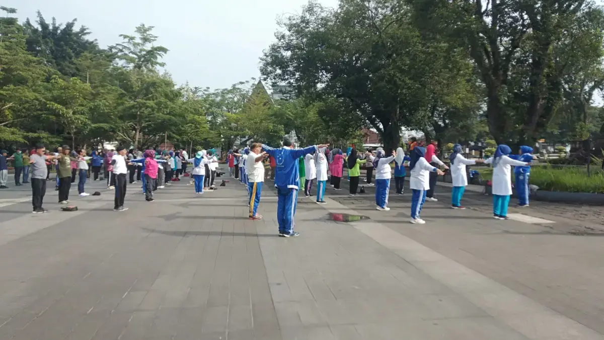 Senam Pagi Ramaikan Alun-alun Sumedang, Warga Antusias Olahraga dan Bersilaturahmi Senam Pagi Alun-alun Sumedang
