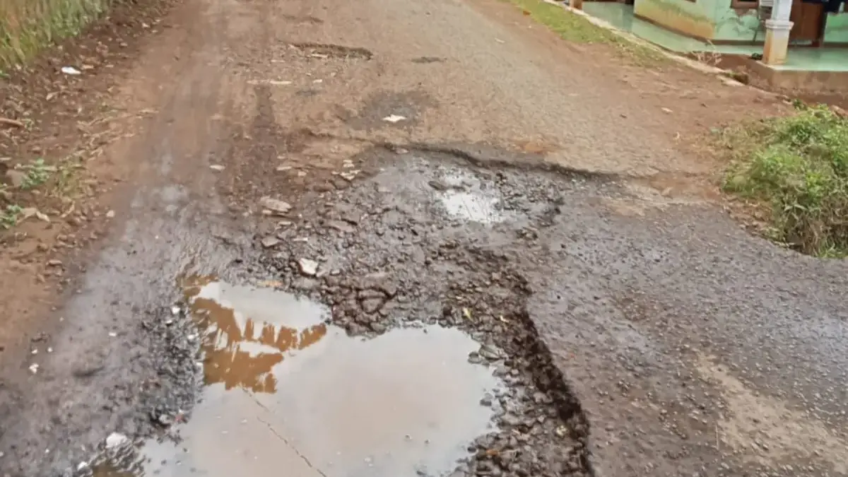 JALAN RUSAK CIMANGGUNG