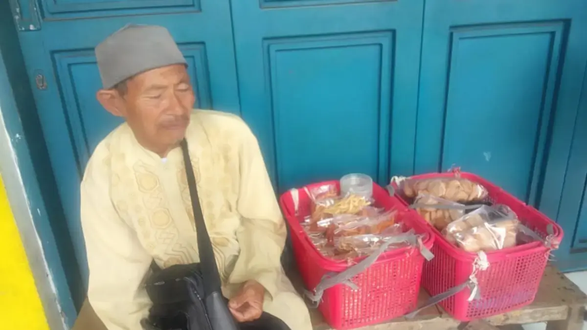 Tak Sempurna Fisiknya, Tak Pernah Surut Ikhtiarnya: Perjuangan Uyu Menyusuri Jalanan Sumedang Seorang pedangan asongan Alun-alun Sumedang