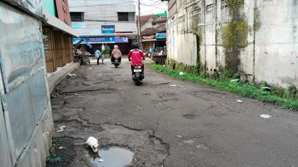 Kondisi jalan di belakang Pasar Modern Sumedang
